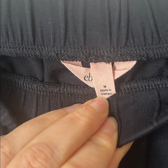 EBERJEY GISELE EVERYDAY STRAIGHT LEG PANT black size medium - Picture 7 of 11